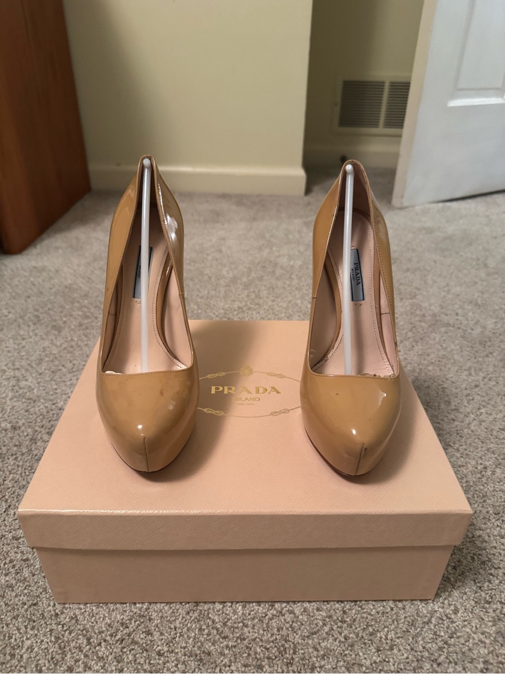 Prada Calzature Donna Vernice Basic Pump in Color Sabbia